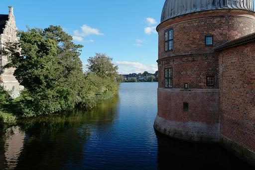 Hillerød. Frederiksborg slot omkranset af Frederiksborg Slotssø.