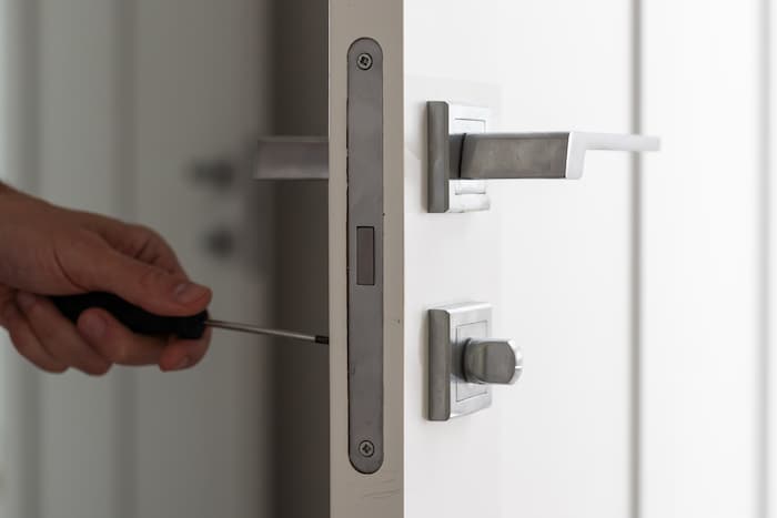 Arbejdsmand der holder værktøjer